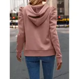 Buzo tipo hoodie de color azul marino, confeccionado en tejido suave con diseño de mangas princesa fruncidas en los hombros. Presenta capucha con cordones ajustables y puños elásticos.