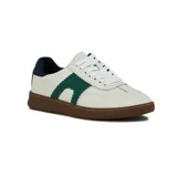 Zapatilla deportiva de hombre, estilo retro, color blanco con detalles en verde esmeralda en el lateral con borde festoneado. Posee cordones blancos y suela de goma marrón. El talón es de color azul marino.
