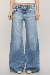 Jeans de tiro medio con diseño wide leg, lavado japan blue con roturas estratégicas y desgastes localizados.
