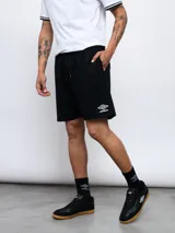 Bermuda de felpa Umbro de color azul, con cintura elástica con cordón de ajuste y bolsillos laterales. Presenta el logo de la marca bordado en blanco en el lateral izquierdo.