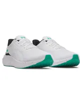 Championes de running Under Armour Ascend color blanco, con detalles en negro, verde y salpicaduras rosadas en la entresuela. Confeccionados con parte superior de malla transpirable y suela de goma.