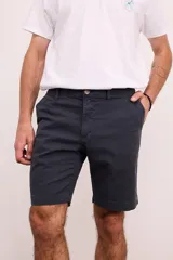 Bermuda de vestir de gabardina color azul marino, de corte regular, con bolsillos laterales y traseros, y cierre frontal con botón y cremallera.