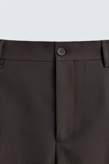 Pantalón de corte recto confeccionado en tejido con lana, color beige. Presenta bolsillos frontales, bolsillos traseros de vivo y cierre frontal con cremallera y botón.