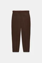 Pantalón de tiro alto con pinzas delanteras, bolsillos laterales y cierre frontal con cremallera y gancho. Incluye un cinturón a contraste con hebilla metálica.