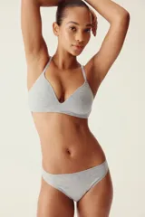 Pack de tres bombachas tipo vedetina de algodón, en colores negro, blanco y gris melange. Presentan cintura estándar y cobertura media.