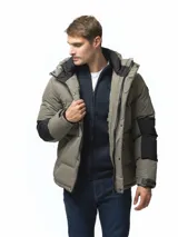 Campera puffer con capucha, de diseño bicolor en tonos gris topo y negro. Presenta cierre frontal con solapa de botones, bolsillos laterales y ajuste en los puños.