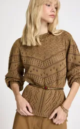 Cinturón fino y flexible de metal con acabado dorado, caracterizado por su diseño elástico y un detalle central cuadrado con una piedra roja. Su estructura permite un ajuste cómodo y versátil para realzar la cintura.