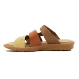 Sandalia de cuero para mujer, con diseño de tiras cruzadas en tonos marrones y beige, suela baja y ajuste con velcro en el empeine.