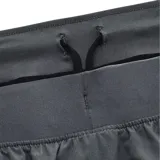 Short deportivo Under Armour de hombre, color gris, con calza interior negra y logo de la marca en la pierna izquierda.