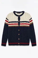 Saco tejido de punto con diseño de bloques de color en azul marino, crema, rojo y marrón. Presenta cierre frontal con botones, cuello redondo y textura de cableado en el tejido.