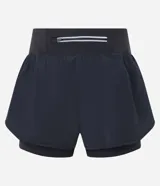 Bermuda deportiva tipo runner de microfibra color azul marino, con cintura elástica, bolsillo con cierre y diseño holgado con bajo redondeado.