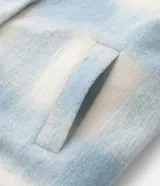 Saco largo de polivelour con estampado de cuadros, cuello con solapa, bolsillos y cierre con dos botones delanteros.