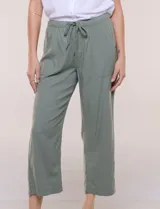 Pantalón crop de algodón y rayón, color beige, con pretina elástica con cordón de ajuste, bolsillos frontales aplicados y corte recto.