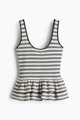 Top de breteles en tejido de punto texturizado, con diseño entallado, escote en U y peplum de doble capa en el ruedo.