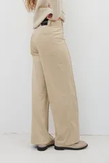 Pantalon de corte recto y tiro alto, confeccionado en un tejido de acabado suave y textura aterciopelada, con costuras verticales decorativas en el frente.