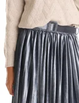 Falda midi de terciopelo plisado, con cintura elastizada y cinturón a tono con hebilla rectangular forrada.
