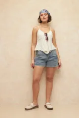 Short de jean celeste con pinzas en la parte delantera y doble botón en la pretina.