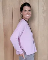 Sweater de tejido de punto color turquesa, con cuello en V y mangas largas de corte holgado.