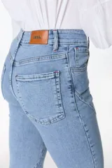 Pantalón de jean acampanado azul con diseño de paneles y costuras a la vista.