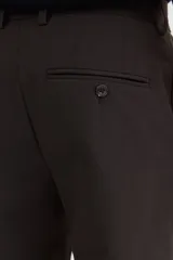 Pantalón sastrero de corte slim fit en color marrón, con pliegues frontales, cierre de botón y trabillas para cinturón.