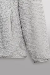 Sudadera regular fit de tejido polar con textura efecto pelo, color gris claro. Cuenta con cuello subido, capucha ajustada, manga larga ranglán, bolsillos laterales en la cadera y bajo asimétrico más largo en la espalda. Los acabados son con cinta elástica.