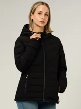 Campera ligera acolchada de la marca Tommy Hilfiger, con diseño de costuras horizontales y en V. Cuenta con capucha integrada, cierre frontal de cremallera y dos bolsillos laterales también con cierre. Presenta un diseño funcional y moderno con detalles distintivos de la marca.