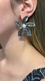 Caravana de diseño floral en metal plateado con acabado texturizado y una perla central.