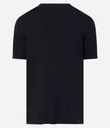 Remera slim de manga corta color negro, confeccionada en tejido de viscosa y poliamida, con cuello redondo acanalado.