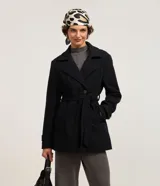 Saco negro de polivelour con cuello solapa, doble botonadura frontal, bolsillos laterales y cinturón ajustable para lazo.