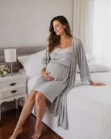 Camisón maternal de modal gris claro con detalles de puntilla en el escote, breteles ajustables y diseño ideal para embarazo y lactancia.