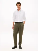 Camisa de manga larga con diseño de rayas verticales finas y corte clásico, confeccionada en algodón. Cuenta con cuello abotonado, cierre frontal con botones, un bolsillo de parche en el pecho con el logo bordado de la marca y puños con botones.