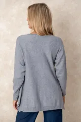 Buzo de corte relajado y cuello redondo, con detalles de costura vertical en la parte inferior y puños acanalados en las mangas.