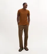 Remera de manga corta color beige, con cuello redondo y tejido texturizado acanalado.