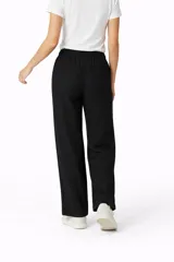 Pantalon de corte ancho y tiro alto, confeccionado en algodón con estampado animal print en tonos grises y negros. Presenta cintura elástica con cordón de ajuste frontal.