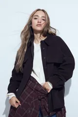 Sobrecamisa de pana color marrón oscuro, con diseño de corte amplio, cuello camisero, cierre frontal con botones y bolsillos con solapa en el pecho.