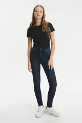 Jean de corte skinny y tiro alto, en color azul oscuro con acabado uniforme. Presenta cierre frontal con botón y cremallera, y diseño clásico de cinco bolsillos.