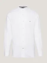 Camisa de corte regular confeccionada en puro algodón con tinte natural. Presenta cuello mao, cierre frontal con botones y el logo de la marca bordado en el pecho.