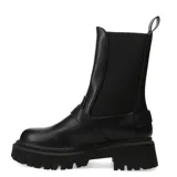 Botas negras de caña media con elástico lateral y hebilla decorativa.