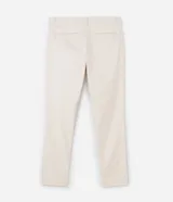 Pantalón masculino de corte skinny confeccionado en sarga de algodón con elastano. Presenta cierre frontal con botón y cremallera, cintura con trabillas y bolsillos laterales y traseros.