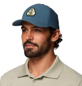 Gorra de béisbol Columbia, modelo Mountaincap II 3D, color azul, con paneles laterales y traseros de malla perforada por láser y parche hexagonal con el logo de la marca en el frente.