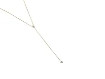 Collar de acero con baño de oro tipo corbatero con circonia en forma de corazón.