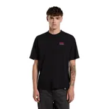 Remera negra de manga corta con pequeño logo tricolor de Dickies estampado en el pecho.
