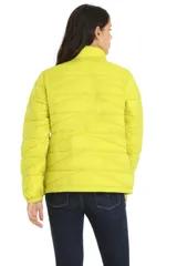 Campera puffer de diseño acolchado, color verde lima, con cuello alto, cierre frontal completo y puños elásticos.