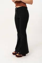 Pantalón negro de tiro alto con cierre frontal de cremallera y botón, bolsillos delanteros y traseros, y corte evasé en el bajo.