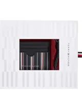 Set de regalo compuesto por un tarjetero de cuero con diseño de rayas verticales y un llavero trenzado de cuero. El tarjetero cuenta con ranuras para tarjetas y el logo de la marca grabado.