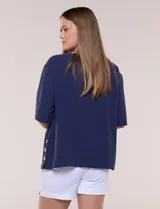 Blusa de algodón azul marino, con cuello redondo, mangas cortas amplias y detalle de botones en el lateral.
