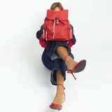 Mochila de nylon color rojo, con tapa frontal, broche metálico y cierre tipo marinero. Cuenta con bolsillo frontal con cierre metálico, bolsillos laterales, asas de mano y correas regulables para la espalda.