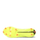 Championes de fútbol Puma Ultra 6 Match FG/AG, color amarillo neón con detalles en negro y naranja. Presentan un diseño aerodinámico con textura en la superficie para un mejor control del balón y suela con tapones para césped natural y artificial.