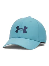 Gorra deportiva Under Armour con visera precurvada y paneles frontales estructurados. Presenta el logo de la marca bordado en el frente y cierre ajustable con velcro en la parte posterior.