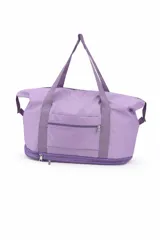 Bolso de viaje tipo duffel color lila, con diseño plegable, compartimento principal con cierre, bolsillo frontal con cierre y compartimento inferior independiente con cierre.